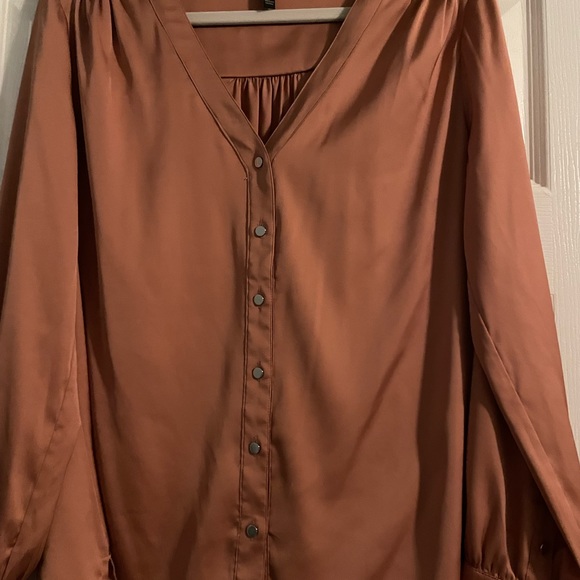 White House Black Market Coral Long Sleeve Cuff Satin Shirt in Size 8 - Picture 4 of 7